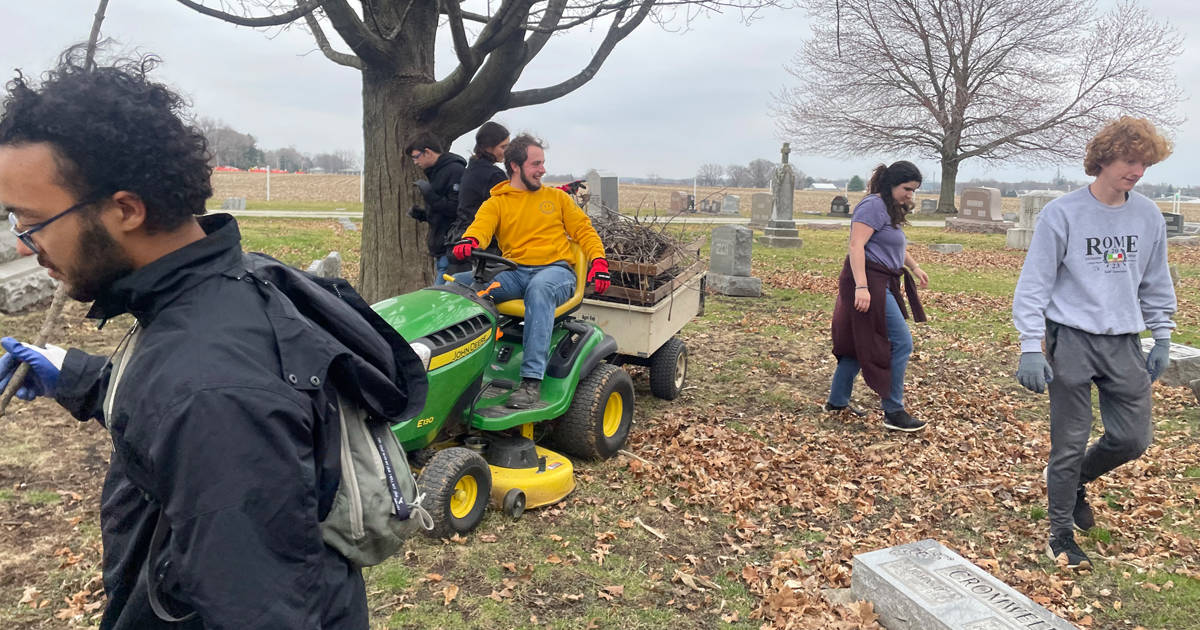 In Chicago, 15 students and 1 staff member worked in the “border towns” of Momence and St. Anne to serve the migrant communities living there.