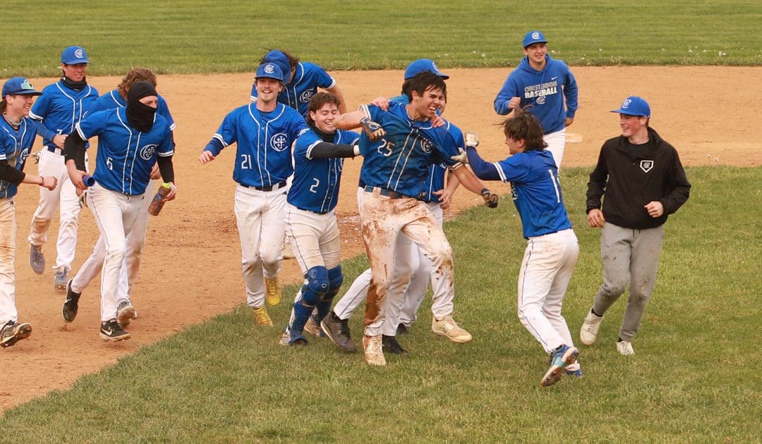Men’s Baseball Grab Dramatic Walk Off Win on Senior Day