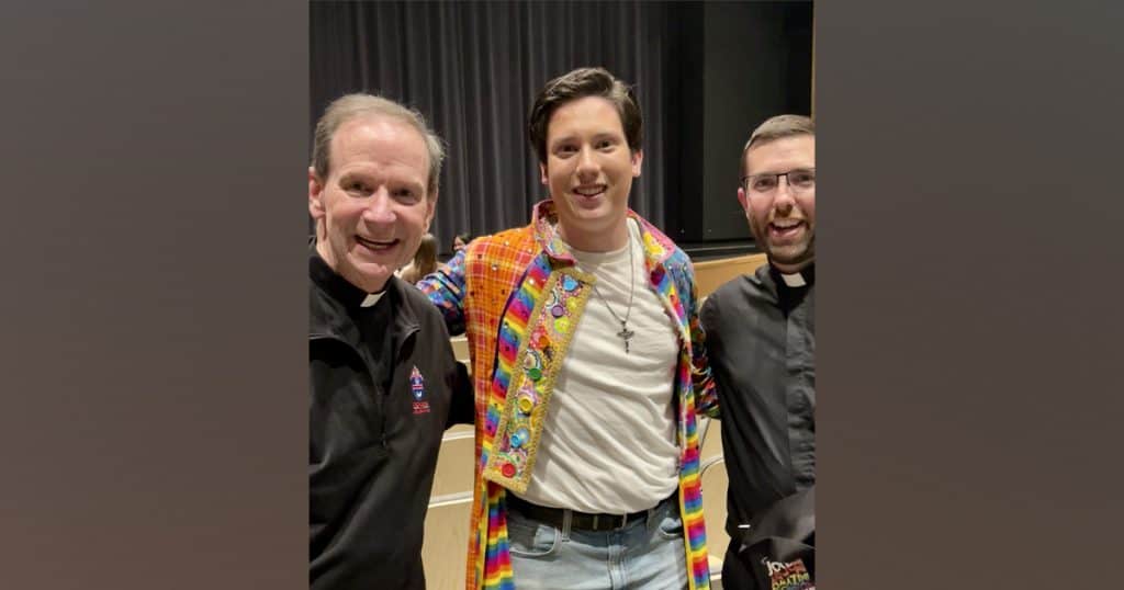 Jauregui with Bishop Michael Burbidge of the Diocese of Arlington (left) and St. Paul VI chaplain Fr. Jonathan Fioramonti (right). 