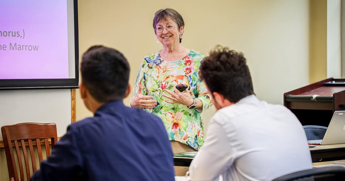 Dr. Aileen Foeckler teaching a natural sciences course.